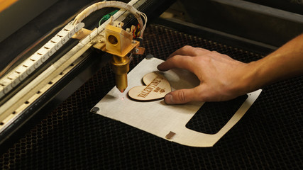 Laser gravure proces hartje in hout